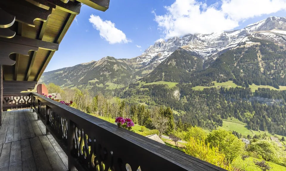 Exclusif: Grand chalet de trois chambres avec 2 garages