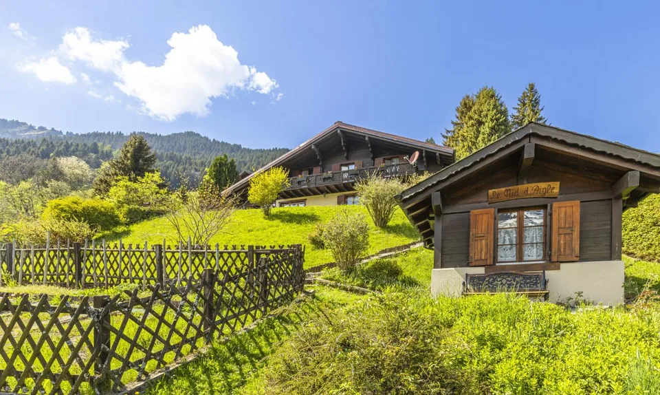 Exclusif: Grand chalet de trois chambres avec 2 garages