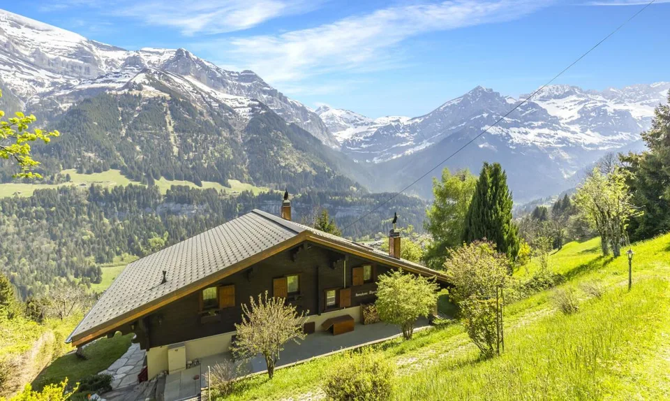 Exclusif: Grand chalet de trois chambres avec 2 garages