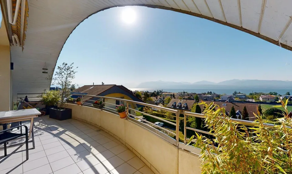 Attique avec vue panoramique sur le lac