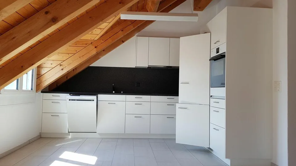 traumhafte Dachwohnung mit Galerie und Balkon an top Lage