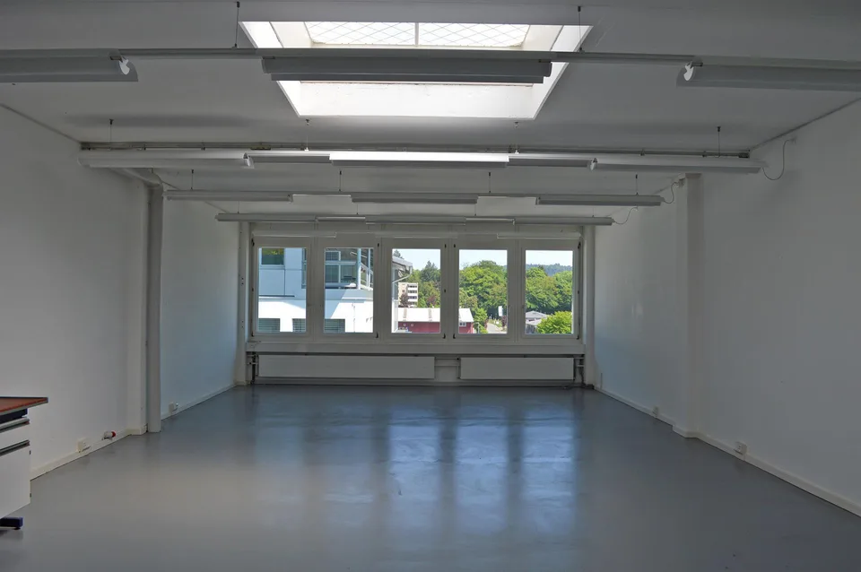 Attraktiver Gewerberaum mit viel natürlichem Licht