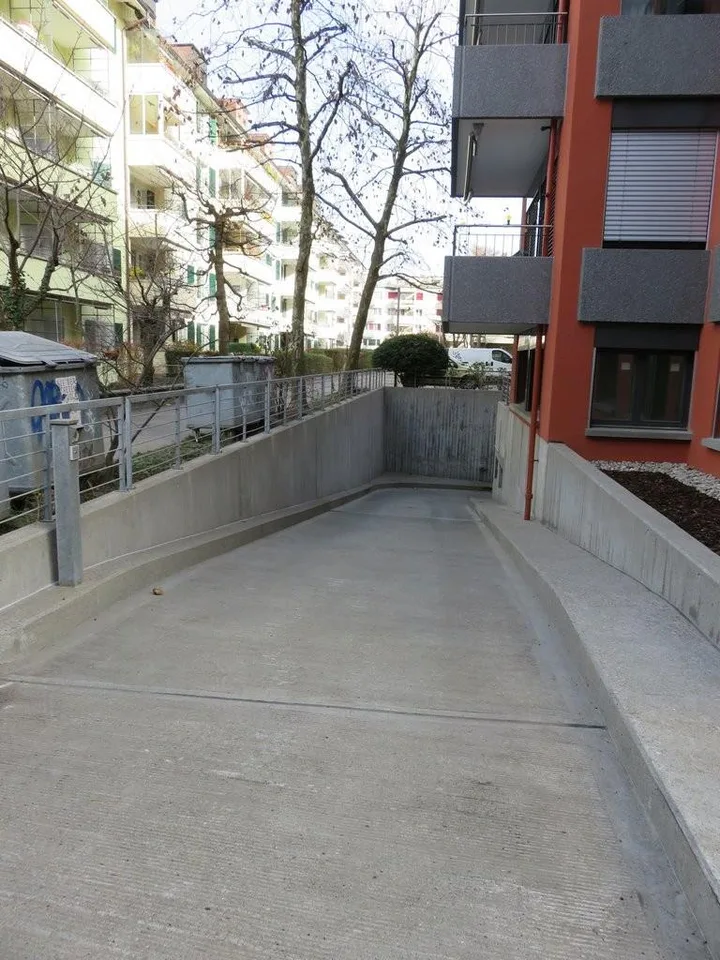 Einstellhallenplatz mitten in der Länggasse