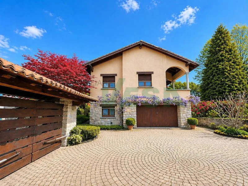 Lussuosa e importante villa signorile nel verde in zona comoda