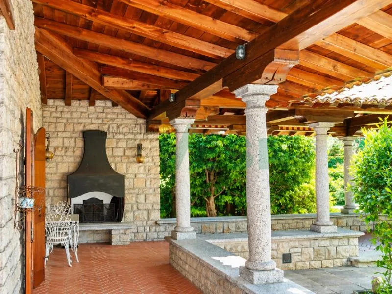 Lussuosa e importante villa signorile nel verde in zona comoda