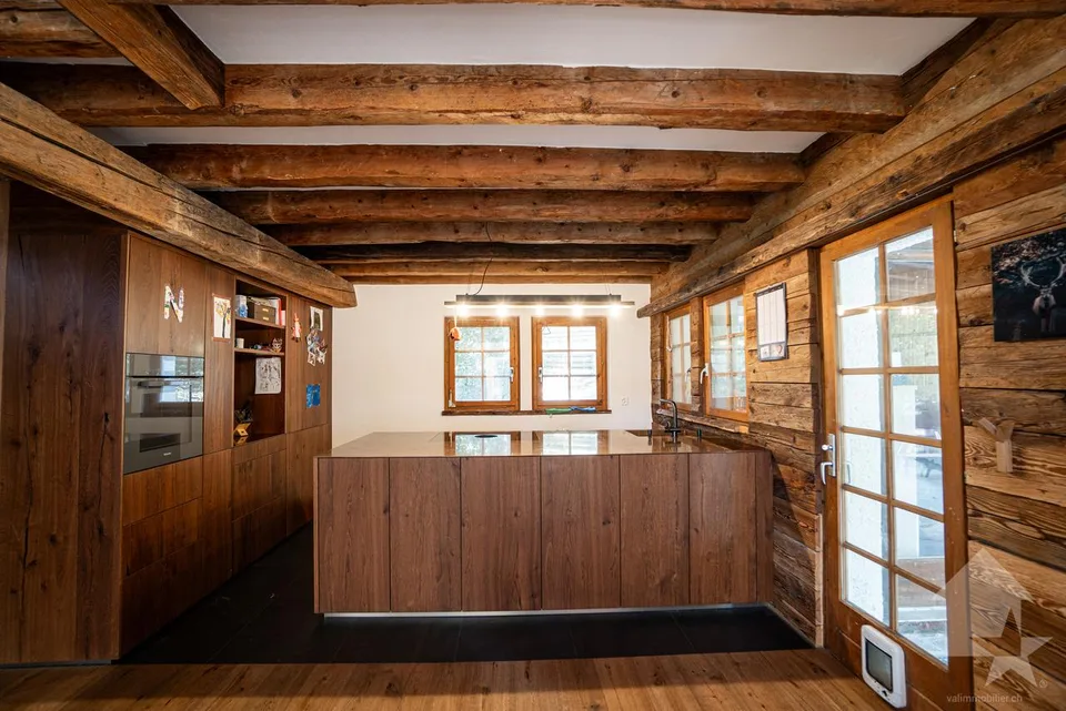 Geräumiges Chalet mit Charakter, schöner Veranda und herrlichem Garten
