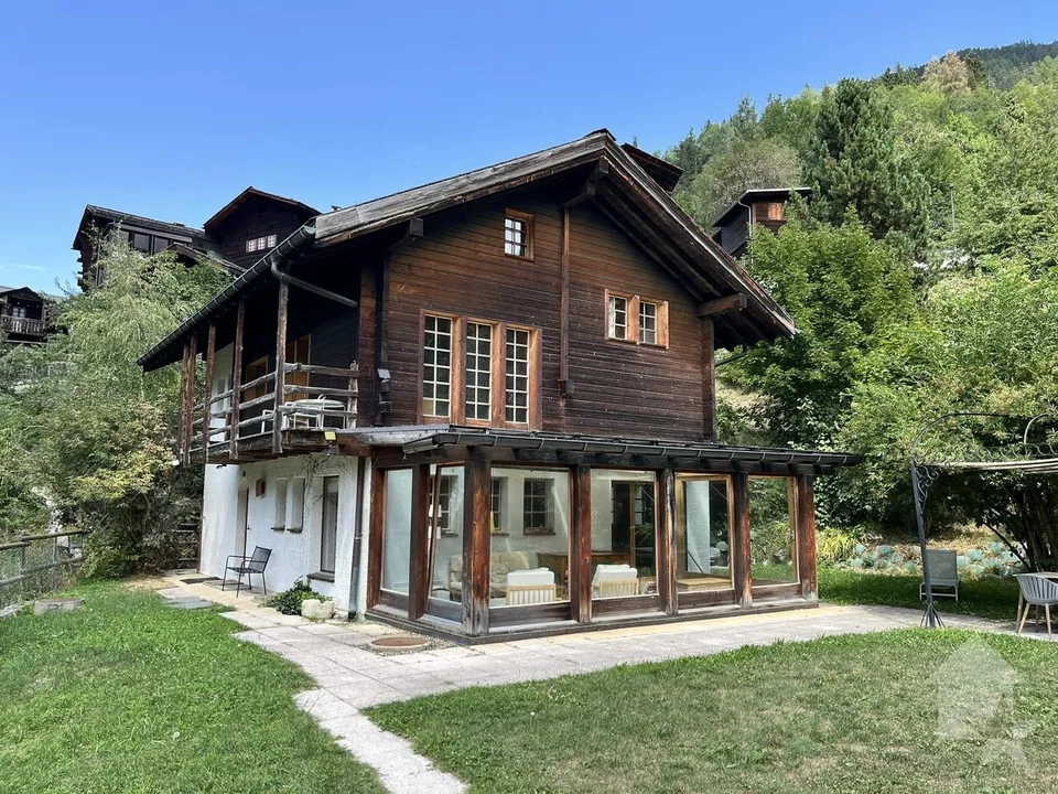 Spacieux chalet de caractère avec belle véranda et magnifique jardin
