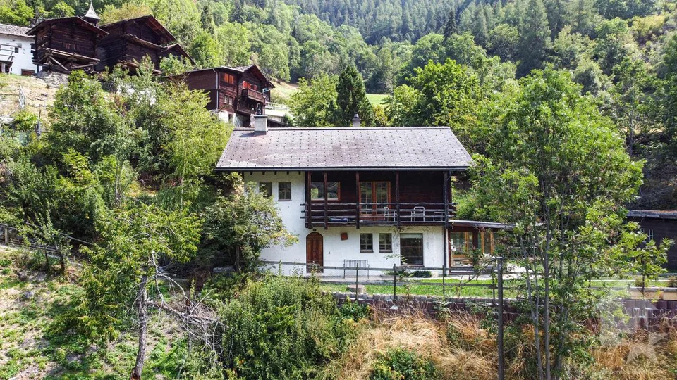 Geräumiges Chalet mit Charakter, schöner Veranda und herrlichem Garten