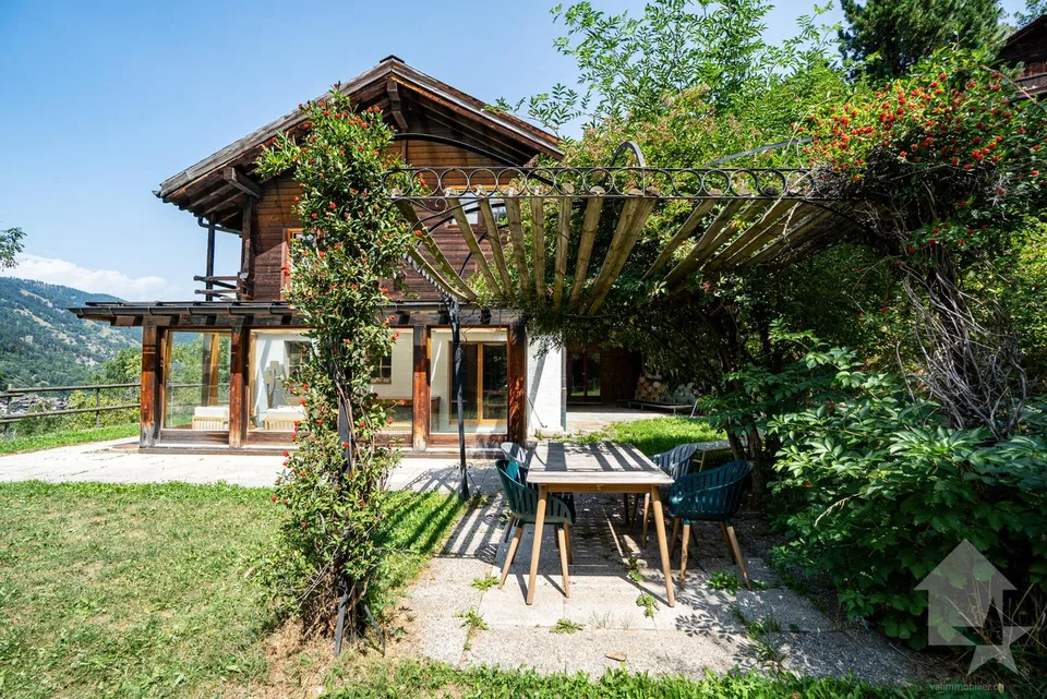 Geräumiges Chalet mit Charakter, schöner Veranda und herrlichem Garten