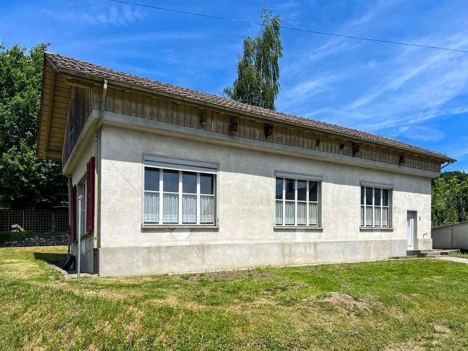 House with separate embroidery studio in Gähwil