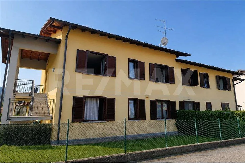 ITALIA-Appartamento con grande terrazza e garage vicino al confine ...