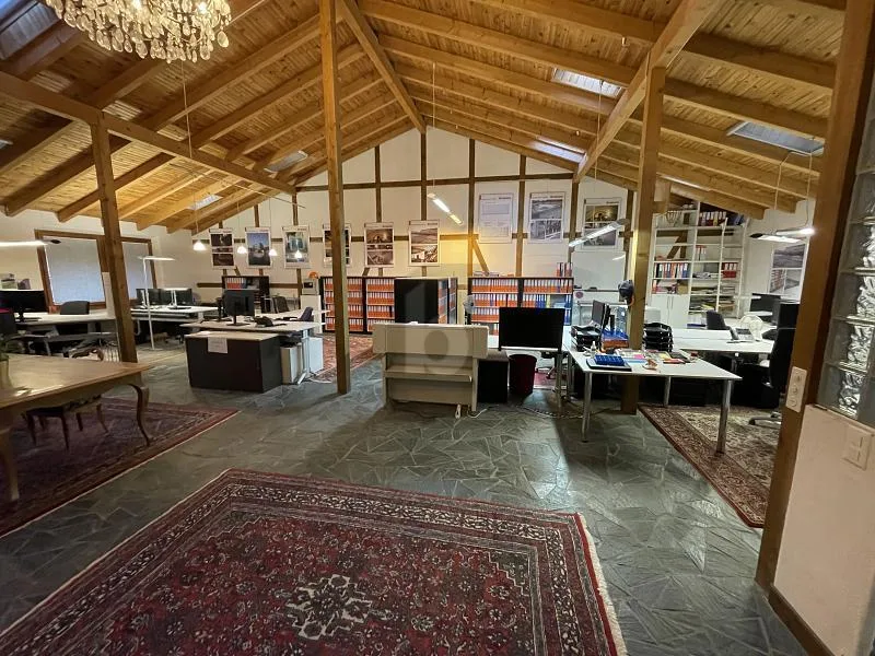 BÜRO, LAGER MIT ZWEI WOHNUNGEN