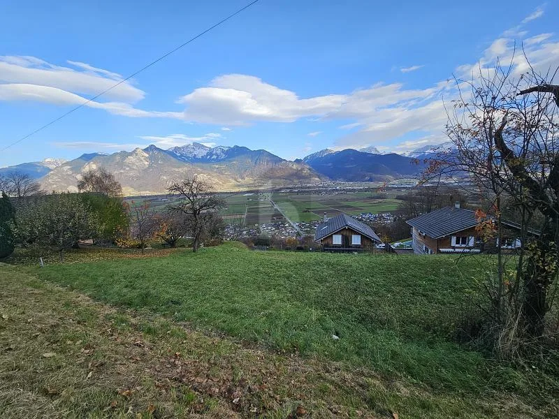 TRÈS ENSOLEILLÉ AVEC VUE SUR LES MONTAGNES