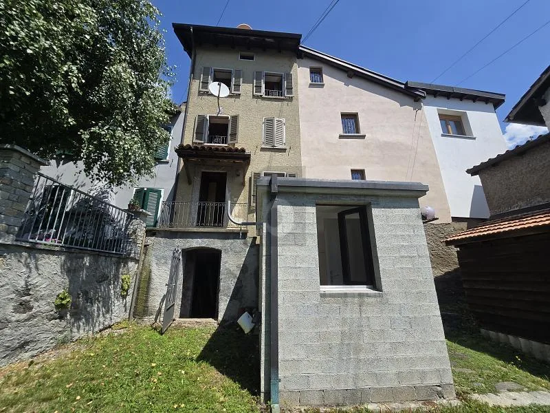 SOLEGGIATA CON AMPIO GIARDINO