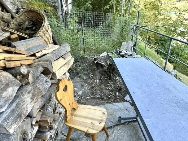 2-Zimmer-Häuschen mit Nebenraum an sehr schöner Aussichtslage / cas...