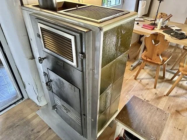 2-Zimmer-Häuschen mit Nebenraum an sehr schöner Aussichtslage / cas...