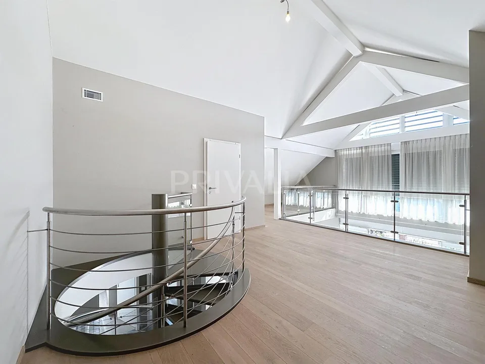 Attique en duplex Minergie de 135 m² avec balcon et cheminée à Mies