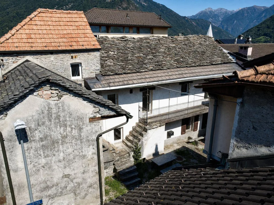 Residenza secondaria possibile — Due rustici contigui a Gorduno