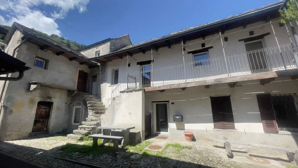 Residenza secondaria possibile — Due rustici contigui a Gorduno