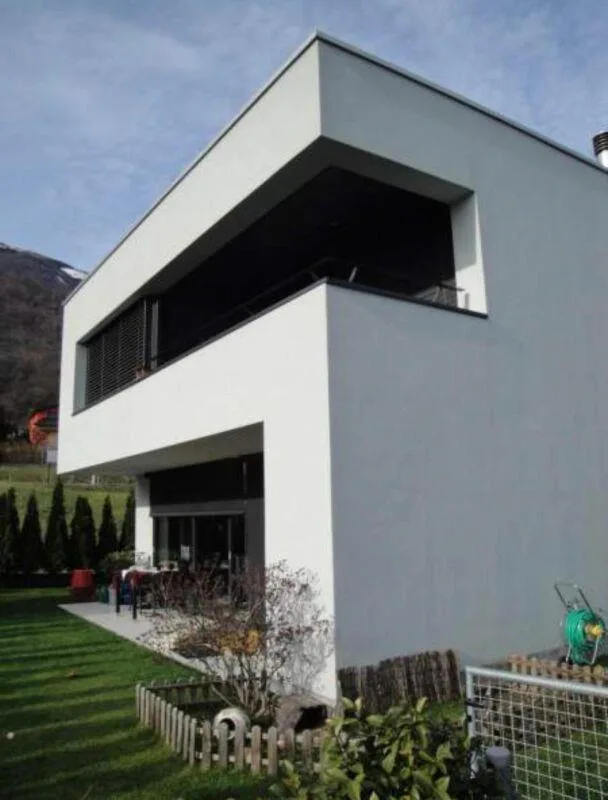 Graziosa casa moderna immersa nella natura