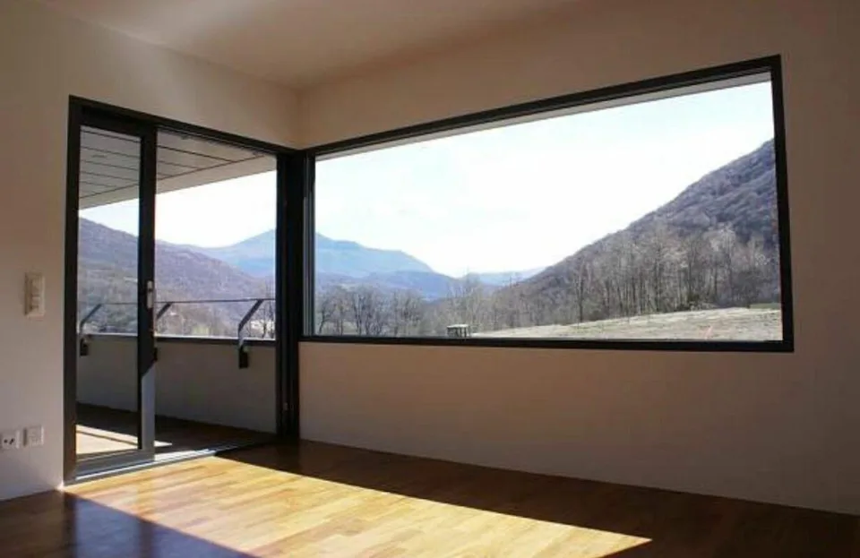 Graziosa casa moderna immersa nella natura