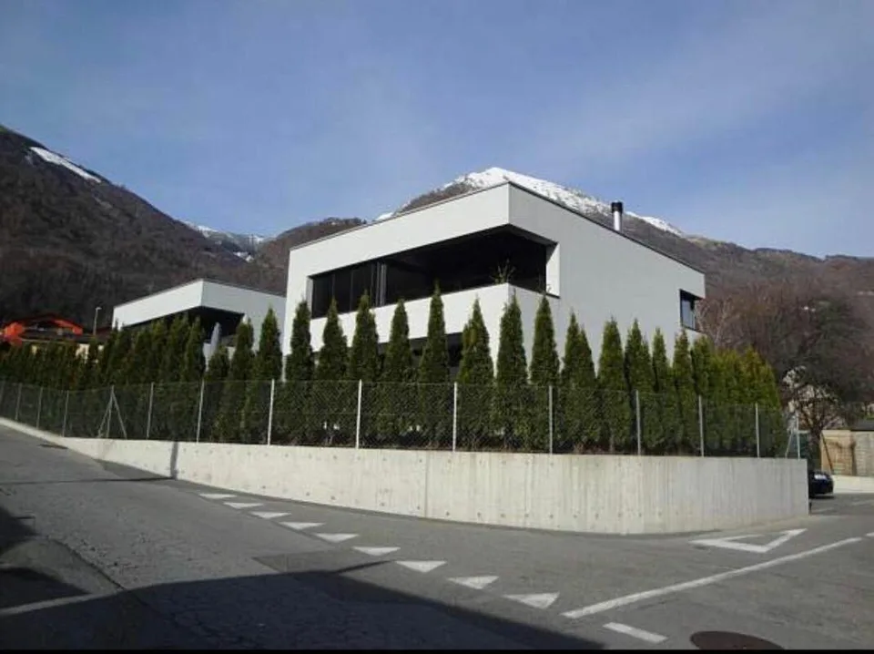 Graziosa casa moderna immersa nella natura
