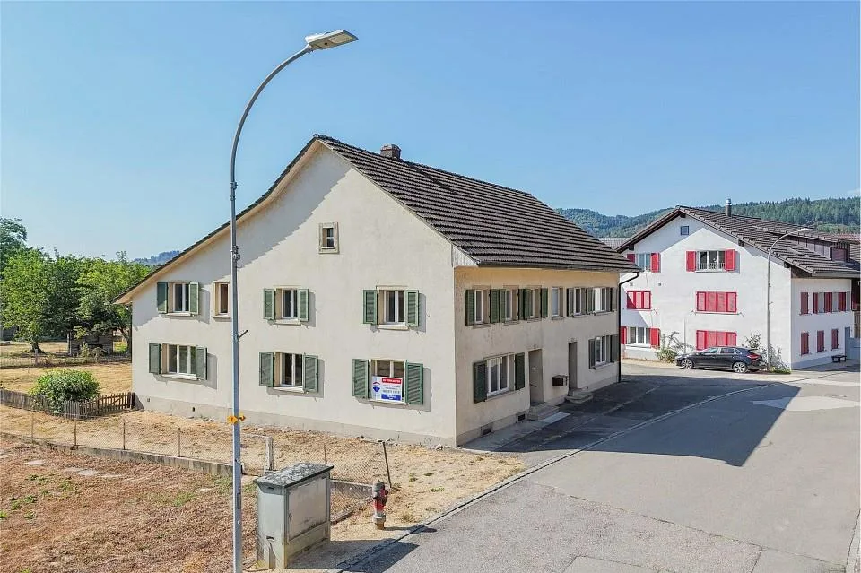 Tax-friendly living near the Rhine: Two-family house with development potential