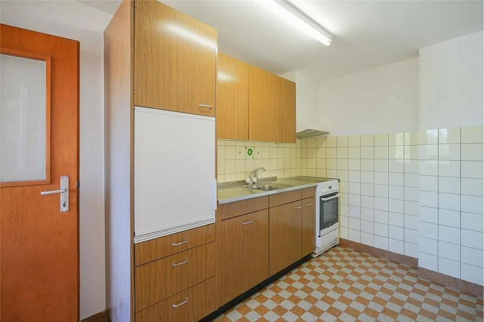 Tax-friendly living near the Rhine: Two-family house with development potential