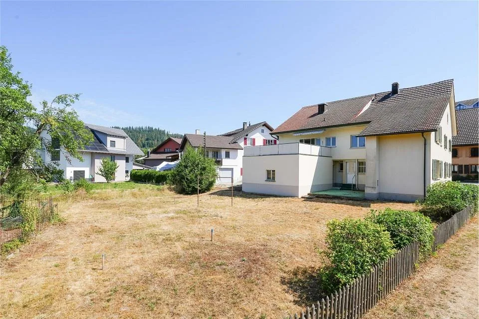 Tax-friendly living near the Rhine: Two-family house with development potential