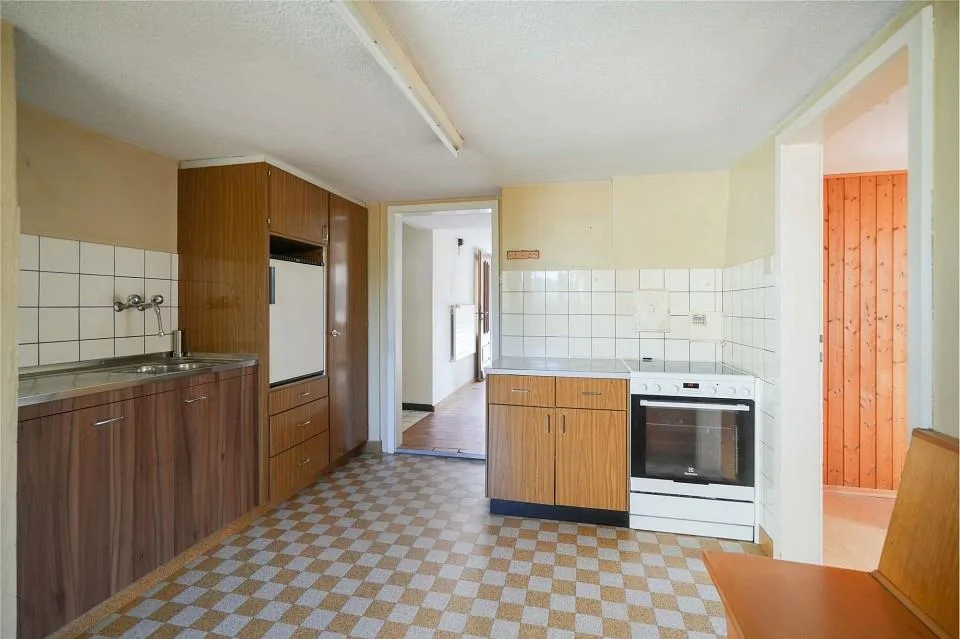 Tax-friendly living near the Rhine: Two-family house with development potential