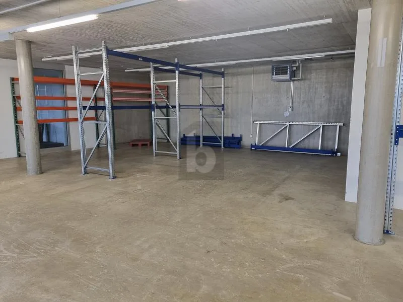 GRAND ESPACE, TRÈS BON EMPLACEMENT
