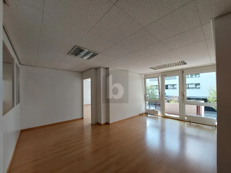 BEZUGSBEREITES BÜRO IM BELEBTEN ORTSKERN
