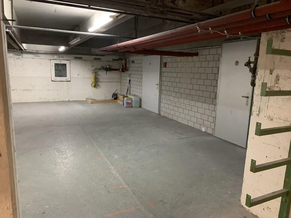 Lager- und Logistikfläche mit Hallenkran und Warenannahme in Villme...