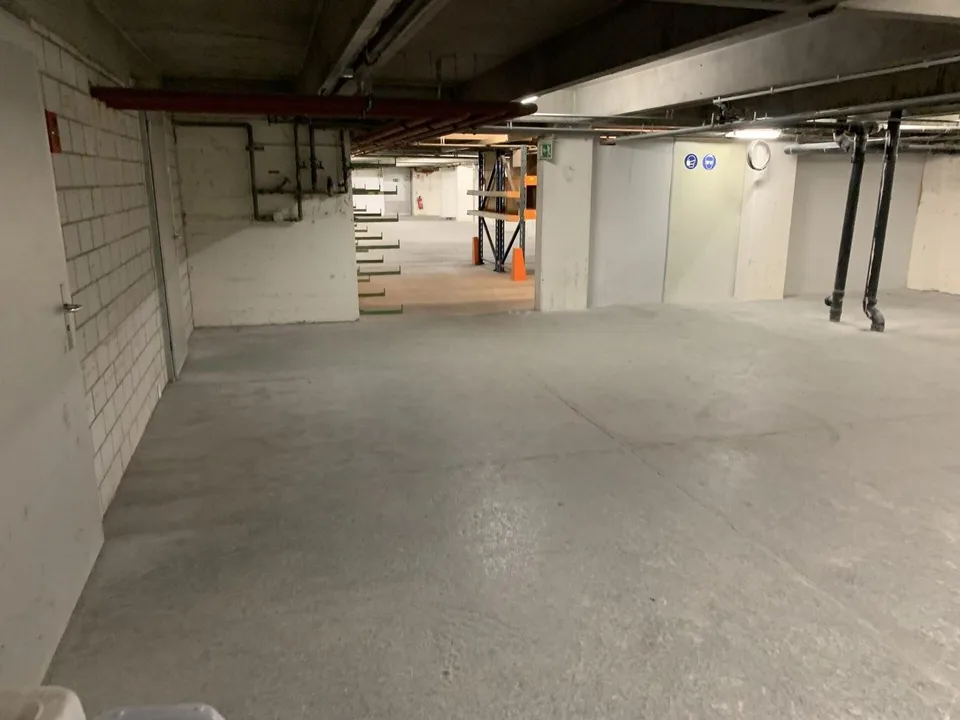 Lager- und Logistikfläche mit Hallenkran und Warenannahme in Villme...