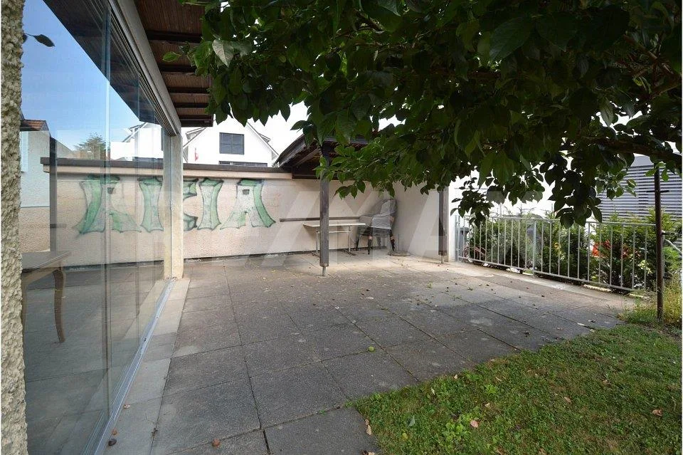 Freistehendes Zweifamilienhaus mit grosszügigem Garten