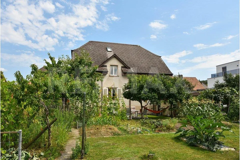 Freistehendes Zweifamilienhaus mit grosszügigem Garten