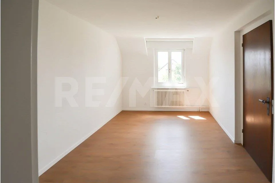 Freistehendes Zweifamilienhaus mit grosszügigem Garten