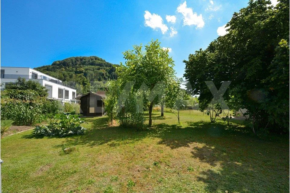 Freistehendes Zweifamilienhaus mit grosszügigem Garten