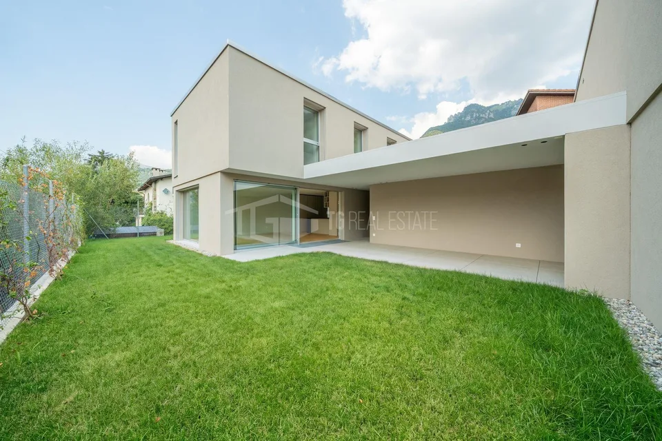 MODERNA CASA DI 5.5 LOCALI CON GIARDINO