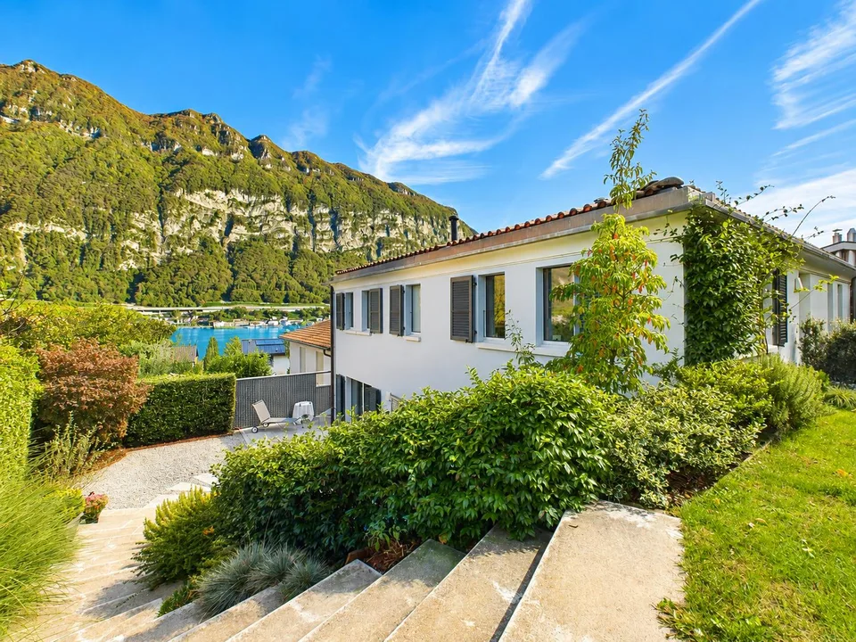 Luminosa villa unifamiliare con 5.5 locali a Riva San Vitale, TI