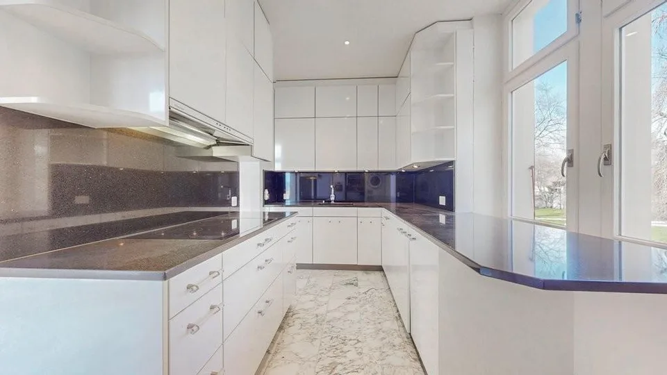 Luxuriöse Wohnung mit Schlossblick, Pool und grosser Terrasse! – Foto 2 von 12
