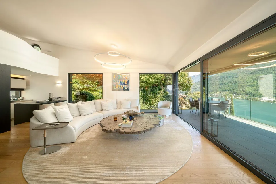 ELEGANTE APPARTAMENTO DI 4 LOCALI CON GIARDINO E VISTA LAGO