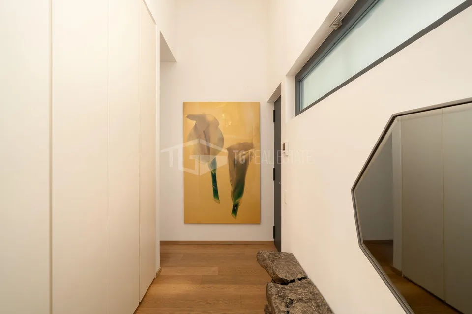 ELEGANTE APPARTAMENTO DI 4 LOCALI CON GIARDINO E VISTA LAGO