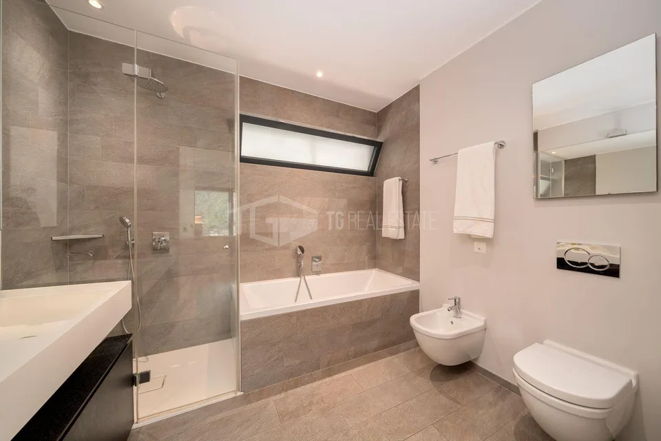 ELEGANTE APPARTAMENTO DI 4 LOCALI CON GIARDINO E VISTA LAGO