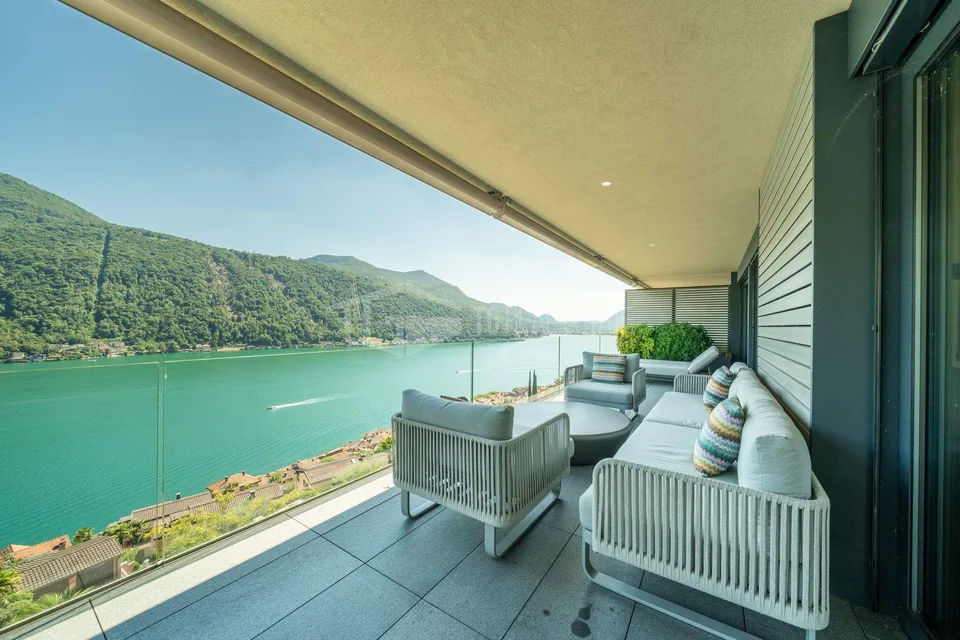 ELEGANTE APPARTAMENTO DI 4 LOCALI CON GIARDINO E VISTA LAGO