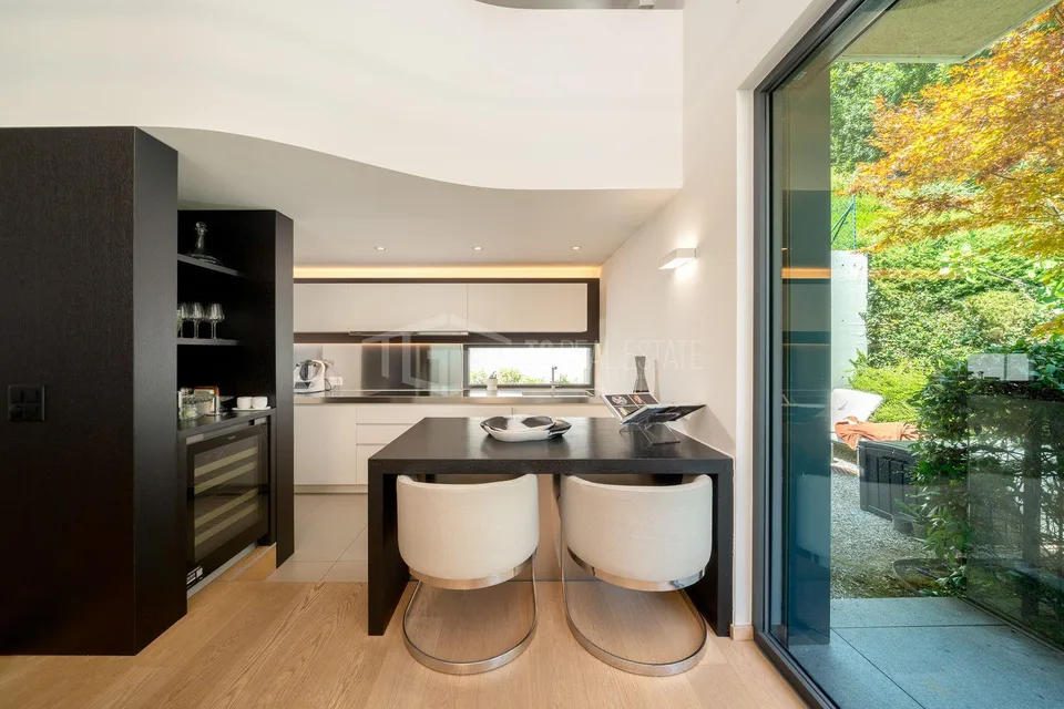 ELEGANTE APPARTAMENTO DI 4 LOCALI CON GIARDINO E VISTA LAGO