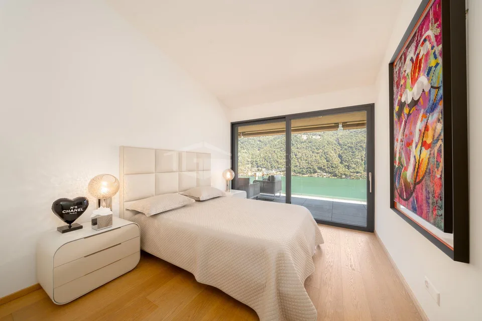 ELEGANTE APPARTAMENTO DI 4 LOCALI CON GIARDINO E VISTA LAGO