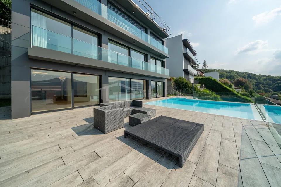 Duplex prestigieux avec vue sur le lac et piscine