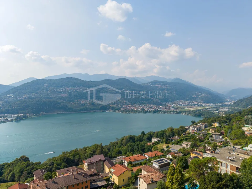 PRESTIGIOSO DUPLEX CON VISTA LAGO E PISCINA
