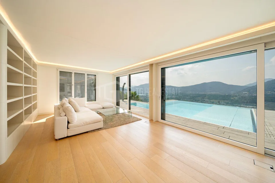 Duplex prestigieux avec vue sur le lac et piscine